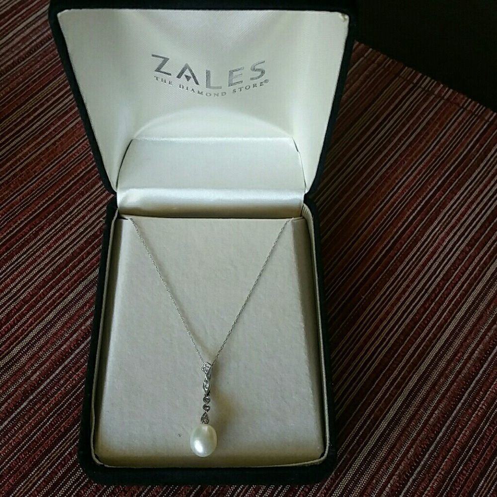 Cultured freshwater pearl & diamond necklace